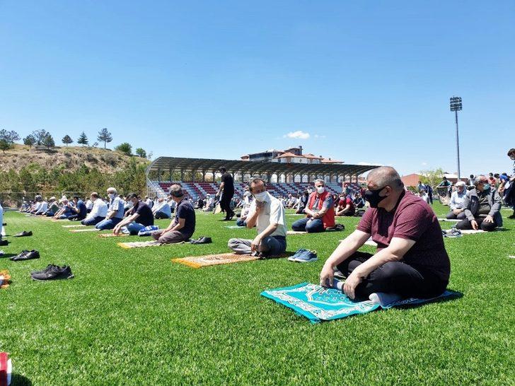 Cuma namazı için stadyumu doldurdular G5