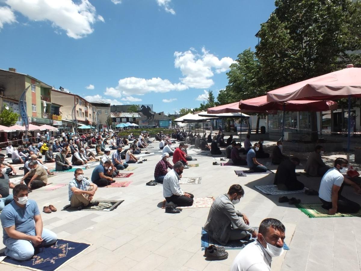 Malazgirt&rsquo;te cuma namazı kılındı