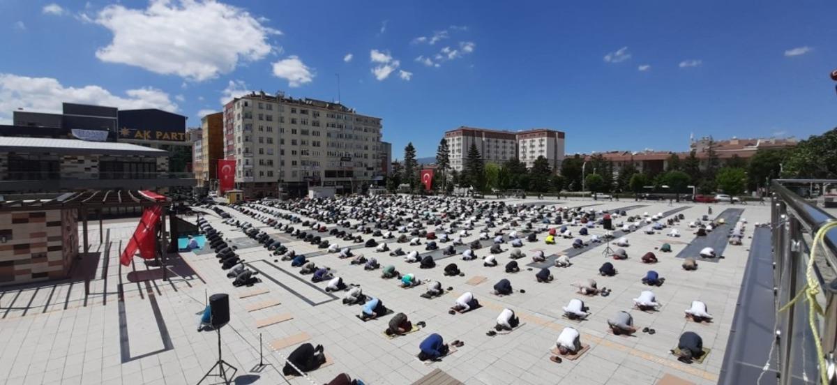 Kadeş Barış Meydanı&rsquo;nda cuma namazı