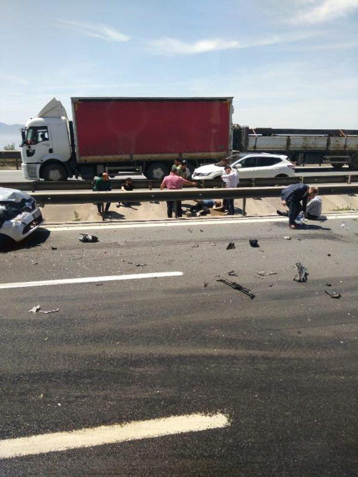 Kazanın ardından araçlardan inenlere otomobil çarptı! Yaralılar var G1