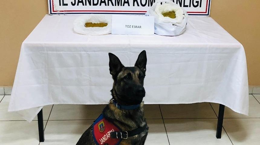 Otomobilde esrar ele ge&ccedil;irildi