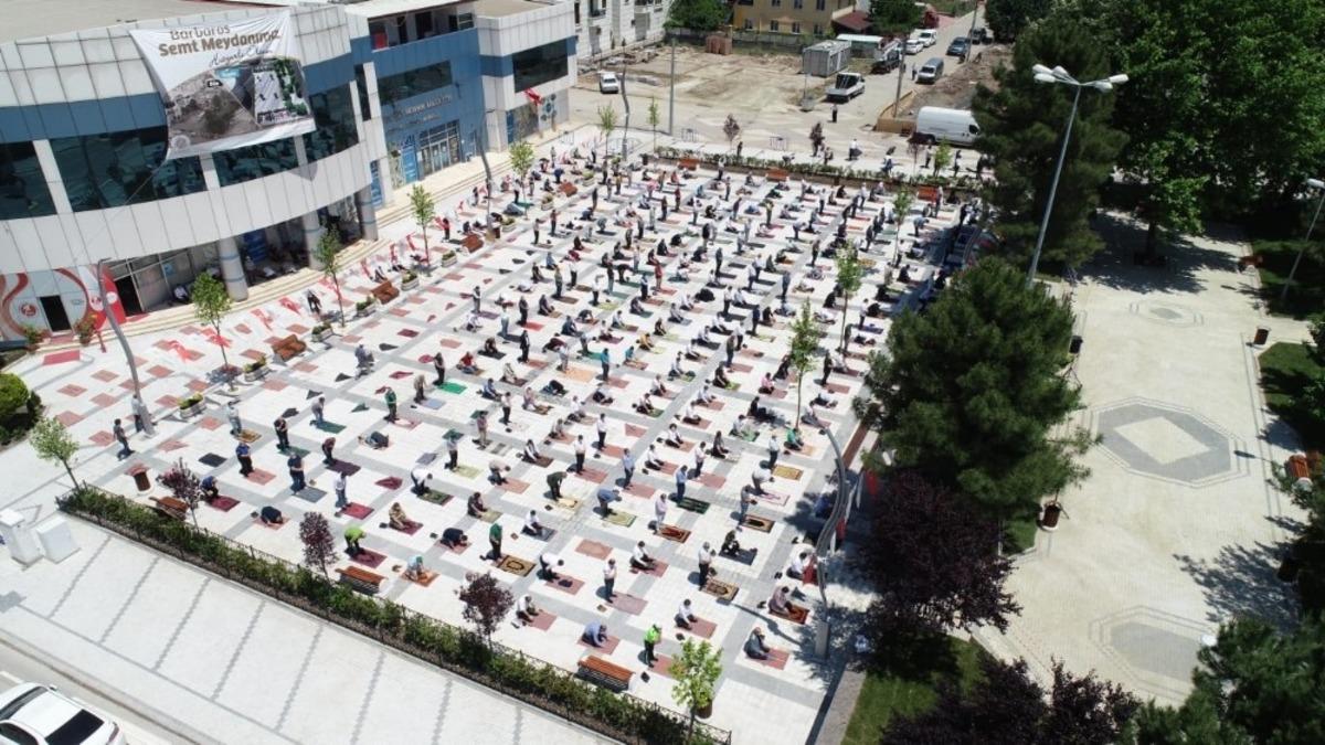 Barbaros Mahallesi Semt Meydanı cuma namazı ile hizmete a&ccedil;ıldı