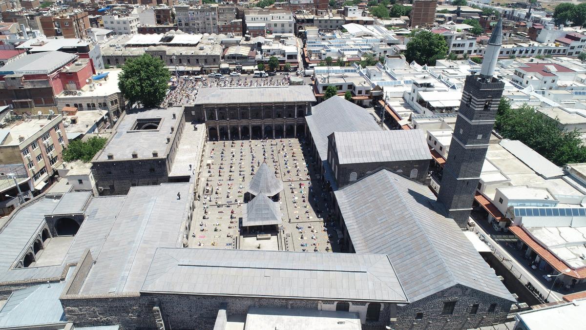 Diyarbakır'da yanlış kılınan cuma namazı tekrarlandı