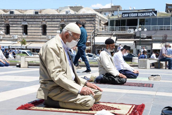 Diyarbakır'da yanlış kılınan cuma namazı tekrarlandı G3