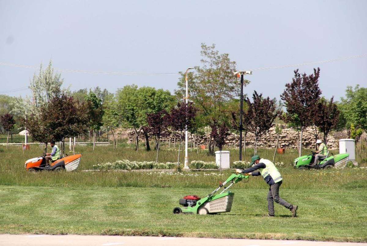 Van B&uuml;y&uuml;kşehir Belediyesi park bakımlarına devam ediyor
