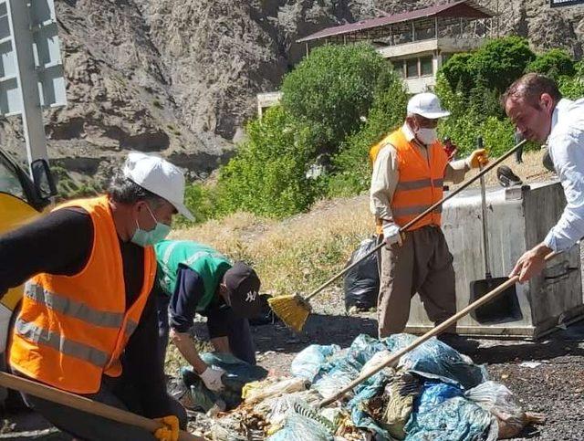 Hakkari-Van karayolu çöplerden arındırıldı