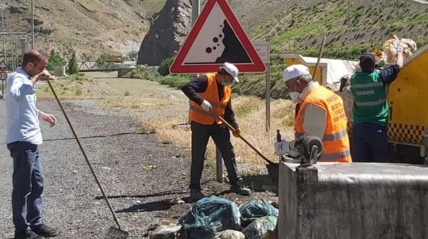 Hakkari-Van karayolu çöplerden arındırıldı