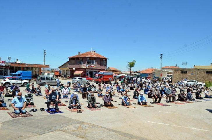 Bünyan’da camilerde ikinci cuma namazı kılındı G3