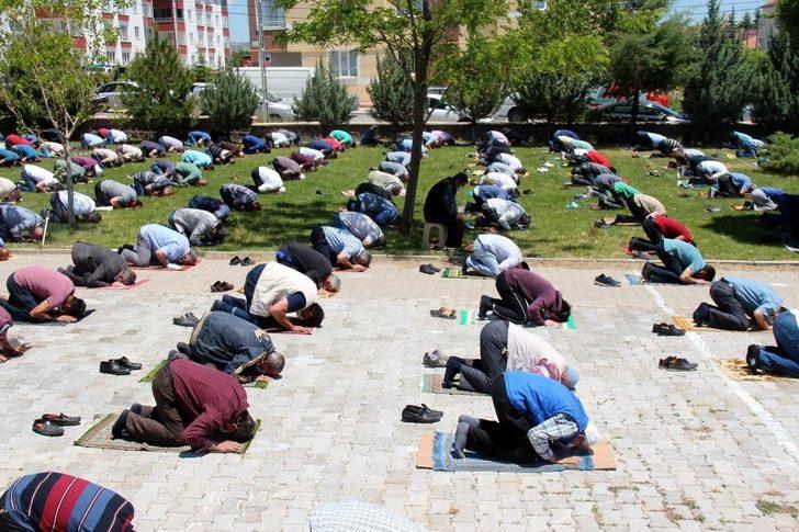 Develi’de tedbirlere uyularak ikinci Cuma namazı kılındı G2