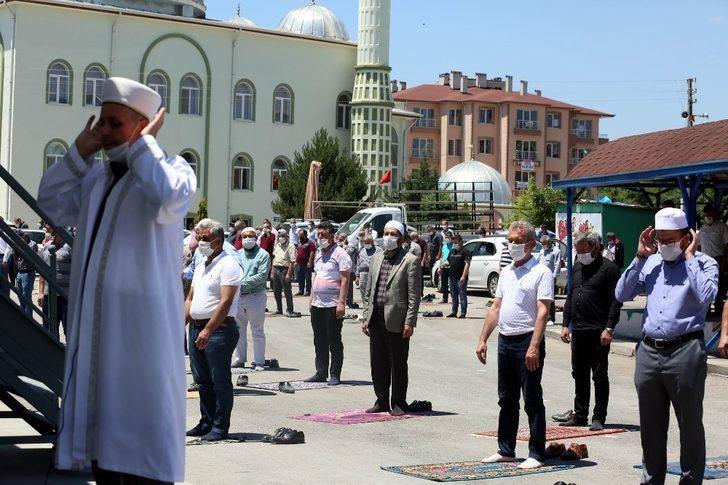 Develi’de tedbirlere uyularak ikinci Cuma namazı kılındı G3