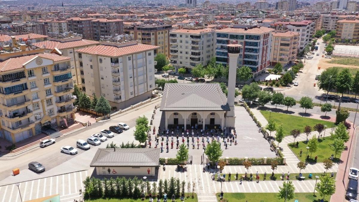 Cuma namazı alınan tedbirlerle huzur i&ccedil;erisinde kılındı