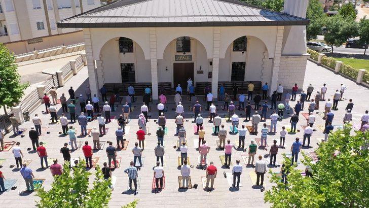 Cuma namazı alınan tedbirlerle huzur içerisinde kılındı G2