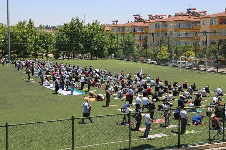 Cuma namazı alınan tedbirlerle huzur içerisinde kılındı G3