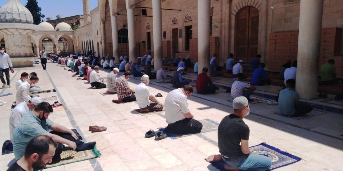 Şanlıurfa&rsquo;da salgın s&uuml;recindeki ikinci cuma namazı kılındı