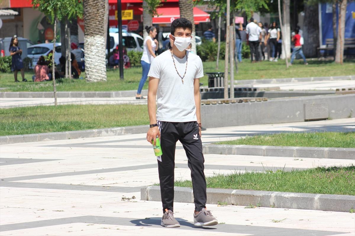 Doğu Akdeniz'de &ccedil;ocuklar g&uuml;neşli havanın tadını &ccedil;ıkardı