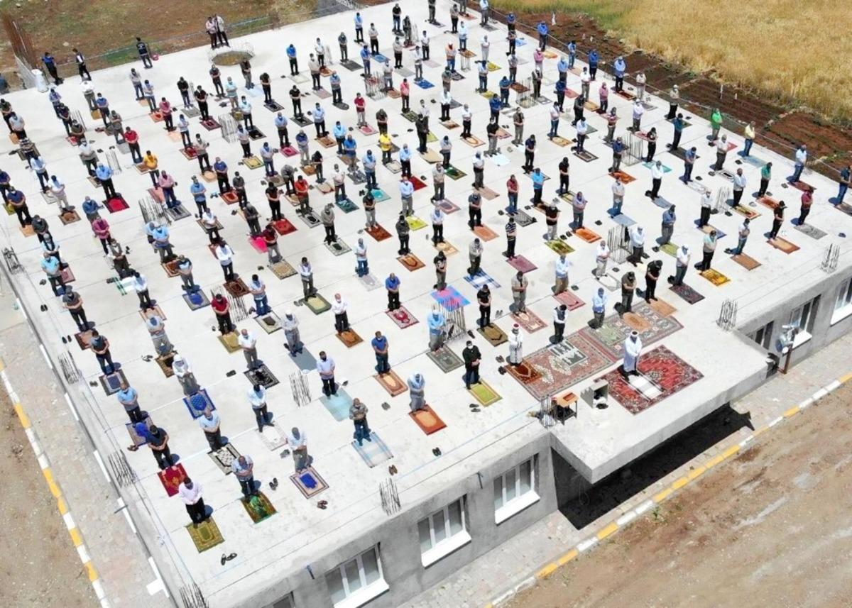 Cami &ccedil;atısında cuma namazı