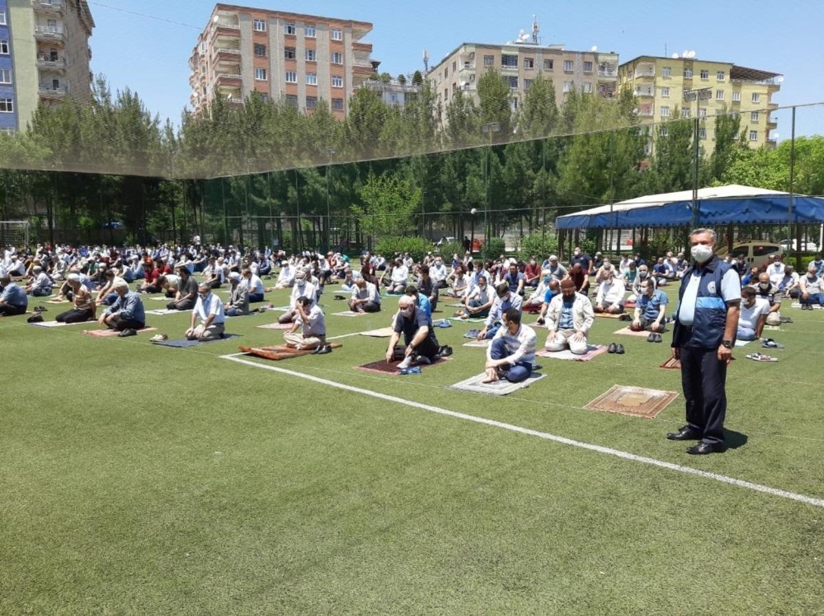 Bağlar Belediyesinden cuma namazını kılan vatandaşlara korona vir&uuml;s hizmeti