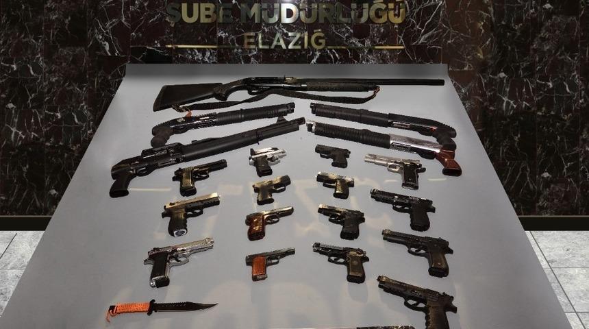 Elazığ polisi bir haftada 99 ş&uuml;pheli yakaladı, 51 adet silah ele ge&ccedil;irdi