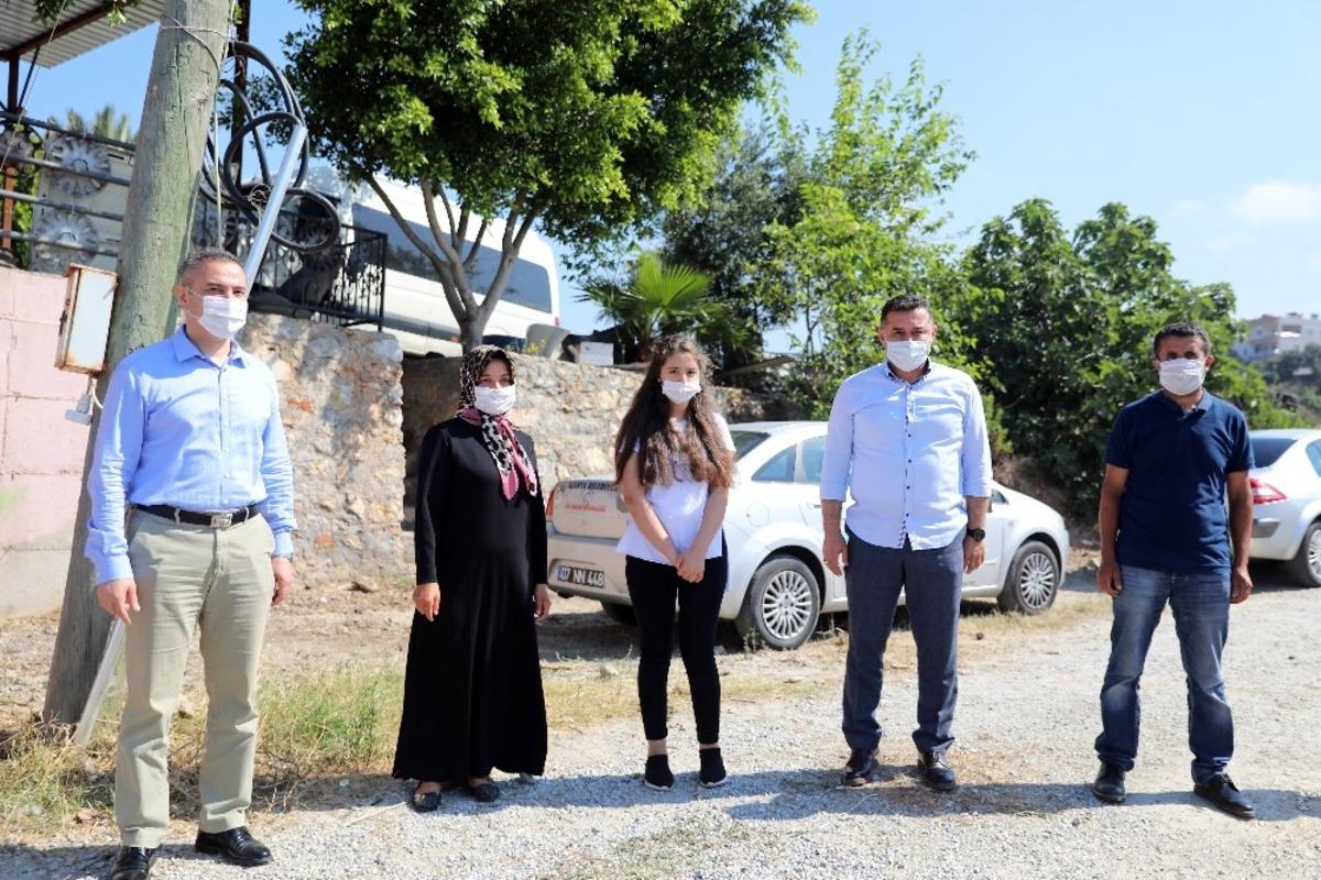 Başkan Y&uuml;cel &ccedil;evreci &ccedil;ocukları evlerinde &ouml;d&uuml;llendirdi