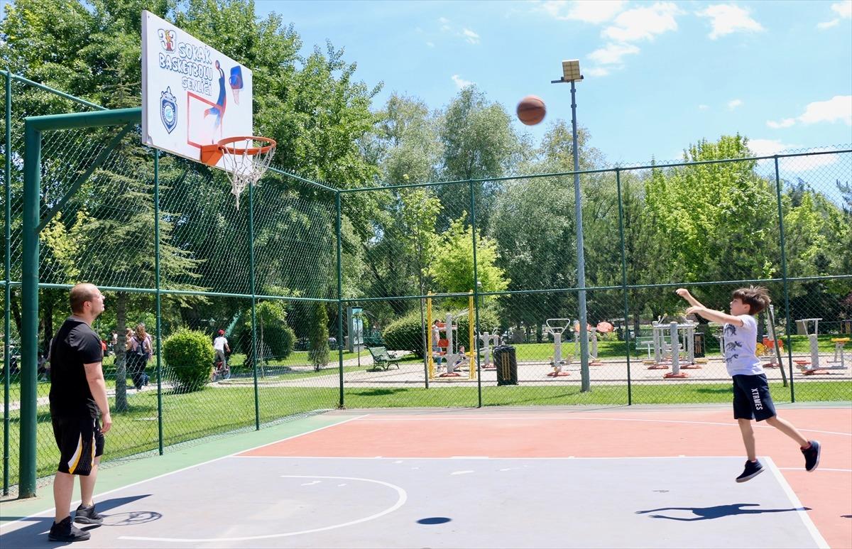 Bursa ve &ccedil;evre illerde 18 yaş altı &ccedil;ocuklar g&uuml;neşli havanın tadını &ccedil;ıkardı