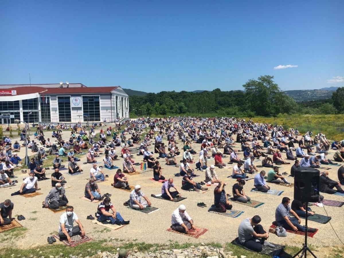 Bartın&rsquo;da vatandaşlar Cuma Namazı i&ccedil;in alanları doldurdu