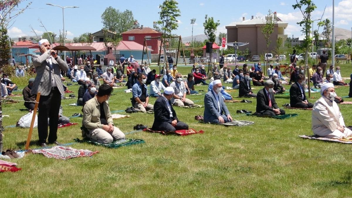 Van G&ouml;l&uuml; kıyısında sosyal mesafeli ikinci cuma namazı