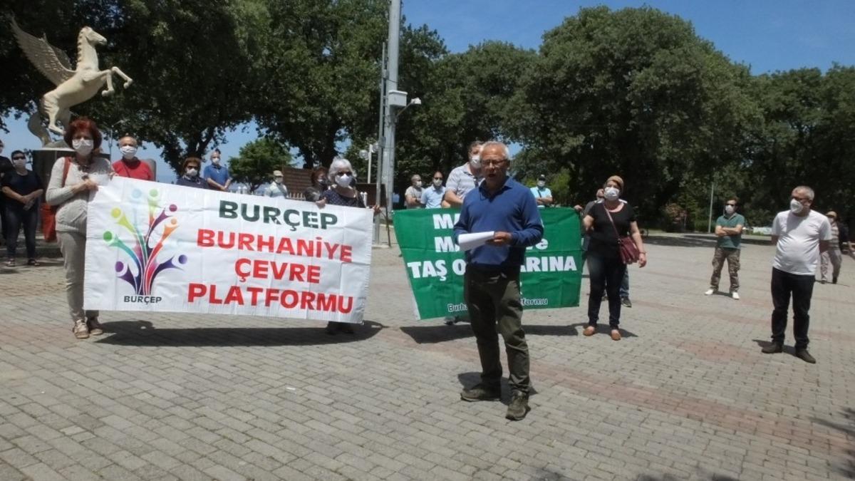 Meşe ağa&ccedil;larının altında sosyal mesafeli &ccedil;evre a&ccedil;ıklaması