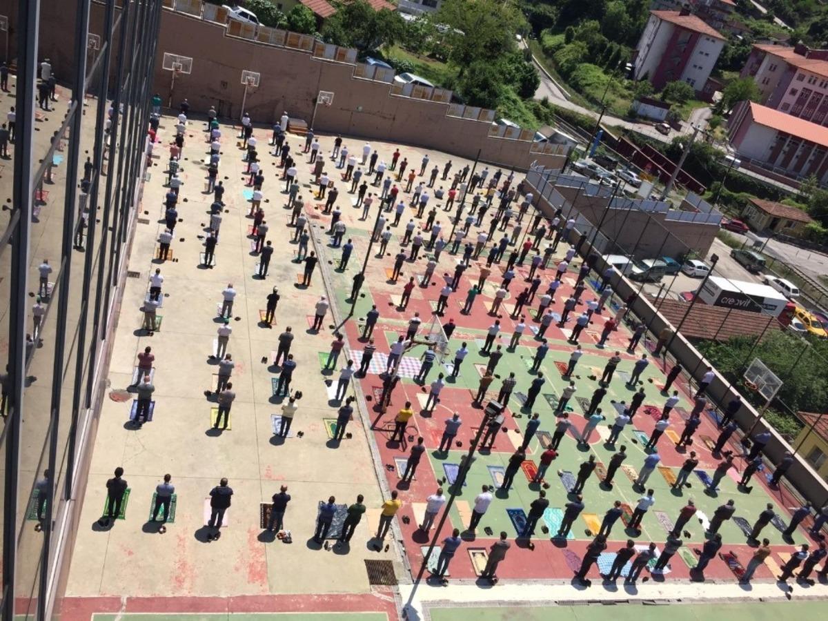 Zonguldak&rsquo;ta vatandaşlar Cuma Namazı i&ccedil;in alanları doldurdu