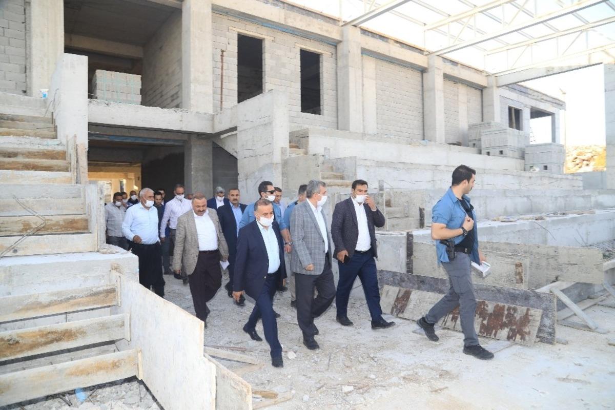 Beyazg&uuml;l sahada &ccedil;alışmaları denetliyor