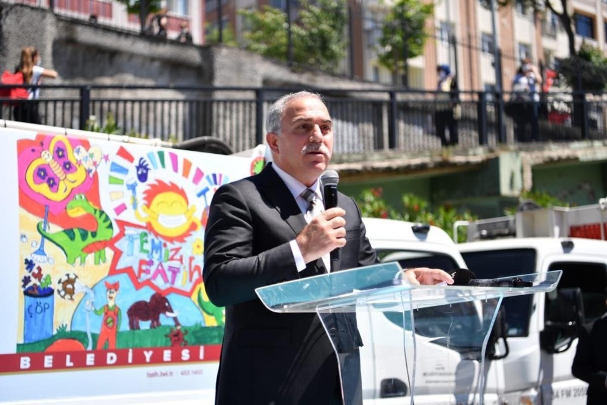 Fatih&rsquo;te &ccedil;ocukların &ouml;d&uuml;ll&uuml; resimleri belediyenin &ccedil;&ouml;p kamyonlarını renklendirdi