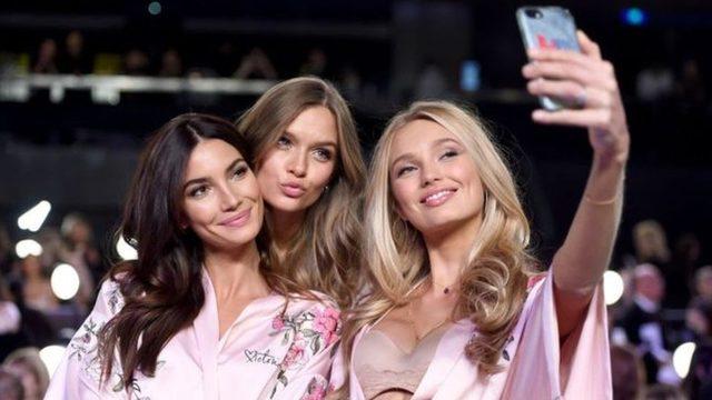 2019'da Victoria's Secret defilesi 'seksist ve modası geçmiş bir organizasyon' olduğu gerekçesiyle düzenlenmemişti.