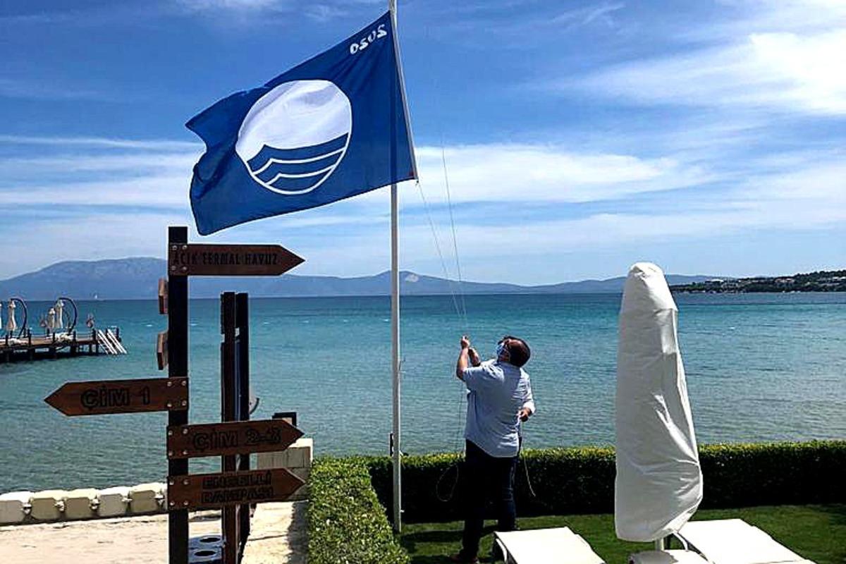 &Ccedil;eşme&rsquo;de mavi bayrağı g&ouml;ndere &ccedil;ekip hizmete başladılar