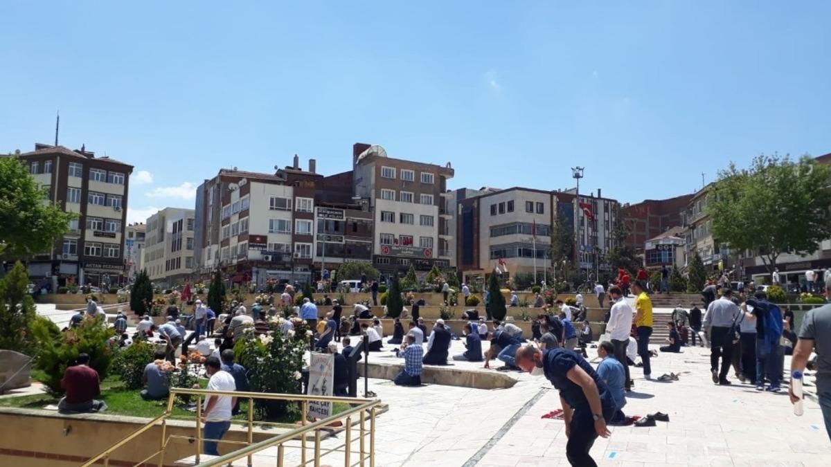 Fiziksel mesafeli 2. cuma namazı kılındı
