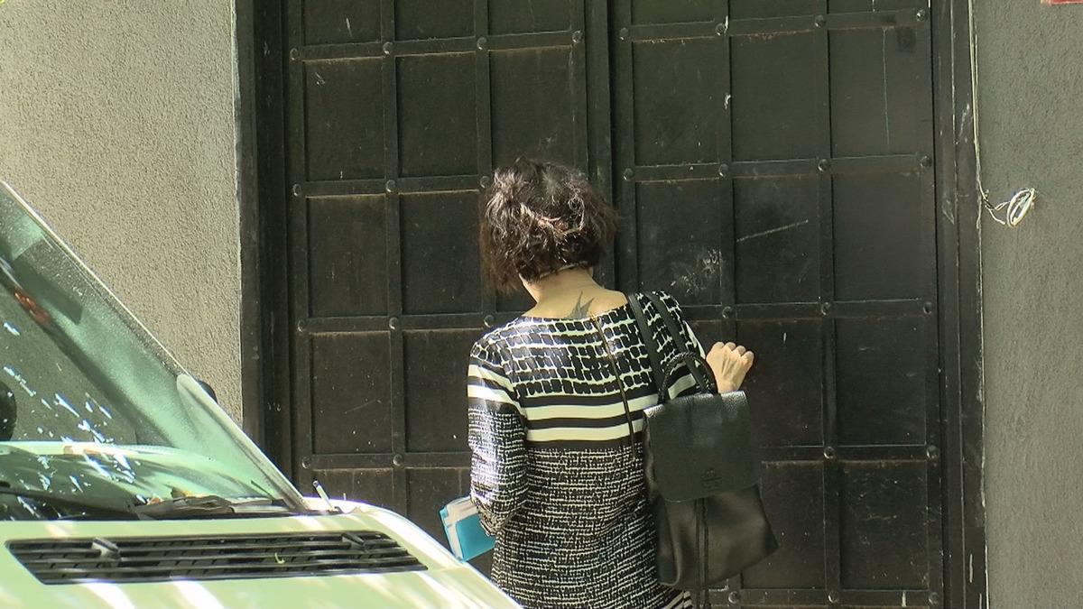 Soner Yal&ccedil;ın'ın evine gelen g&ouml;revliye yine kapı a&ccedil;ılmadı