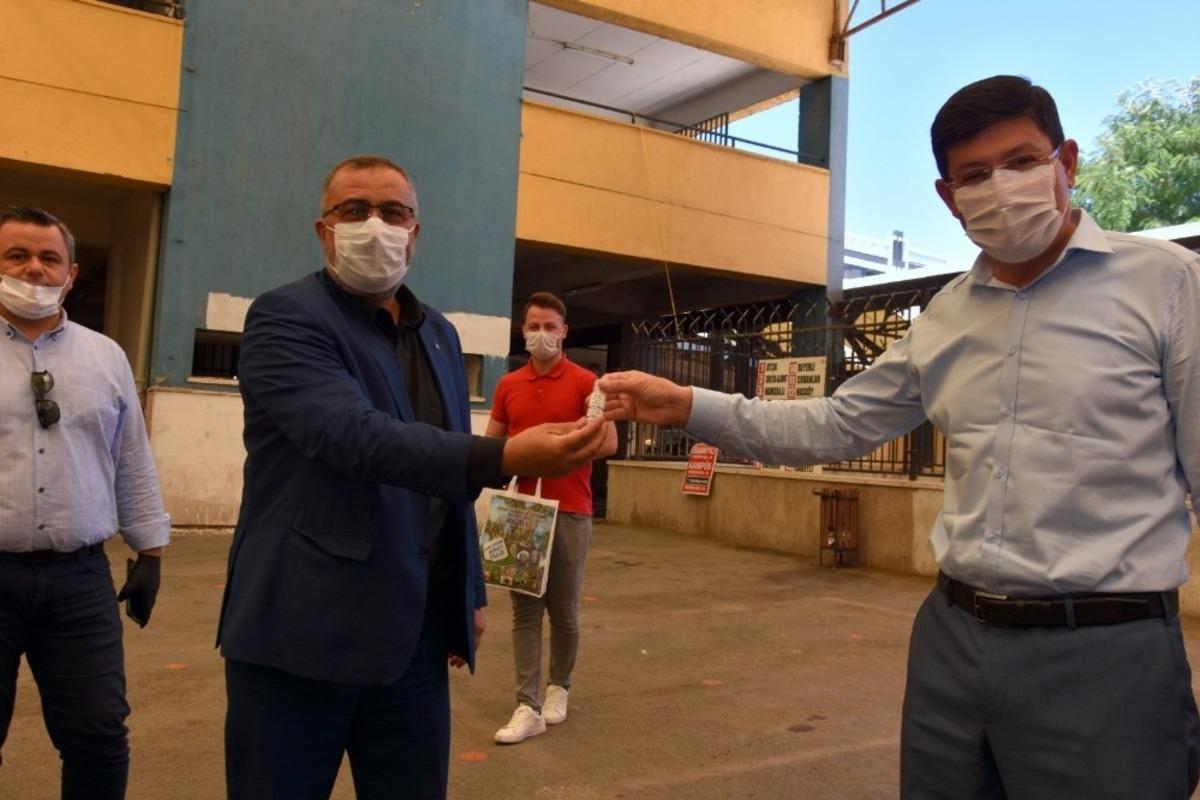 Nazilli Belediyesi Cuma namazı &ouml;ncesi hijyen kiti dağıttı