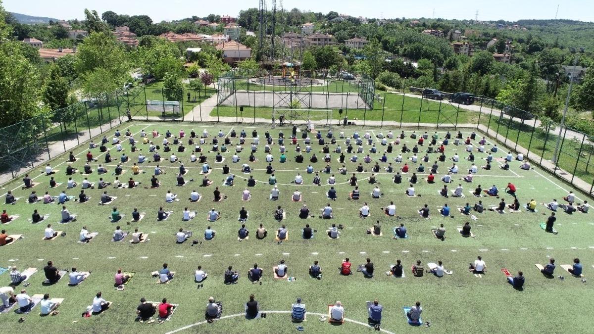 &Ccedil;ekmek&ouml;y&rsquo;de koronavir&uuml;s tedbirleri kapsamında ikinci Cuma namazı havadan g&ouml;r&uuml;nt&uuml;lendi