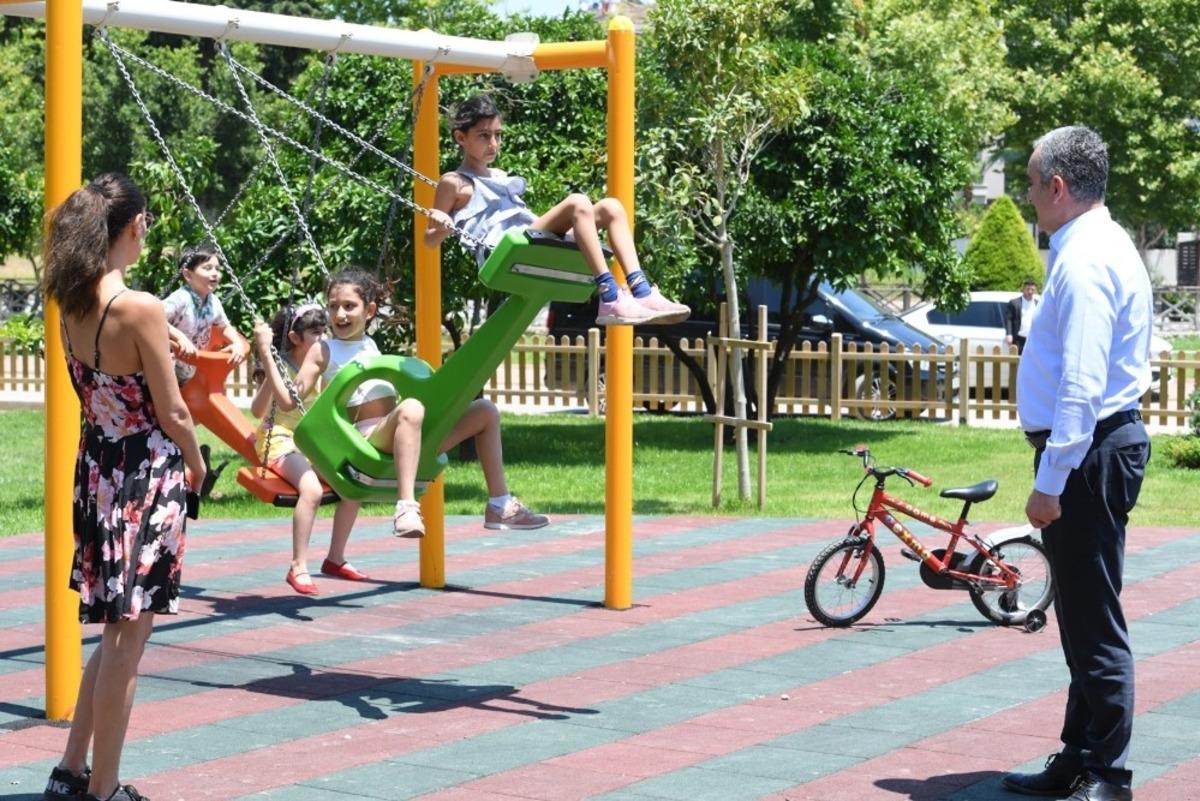 Parkları dolduran &ccedil;ocuklara s&uuml;rpriz ziyaret