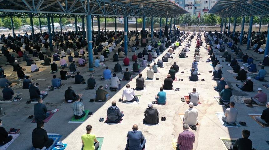 Kocaeli&rsquo;de vatandaşlara Cuma namazında 20 bin maske dağıtıldı