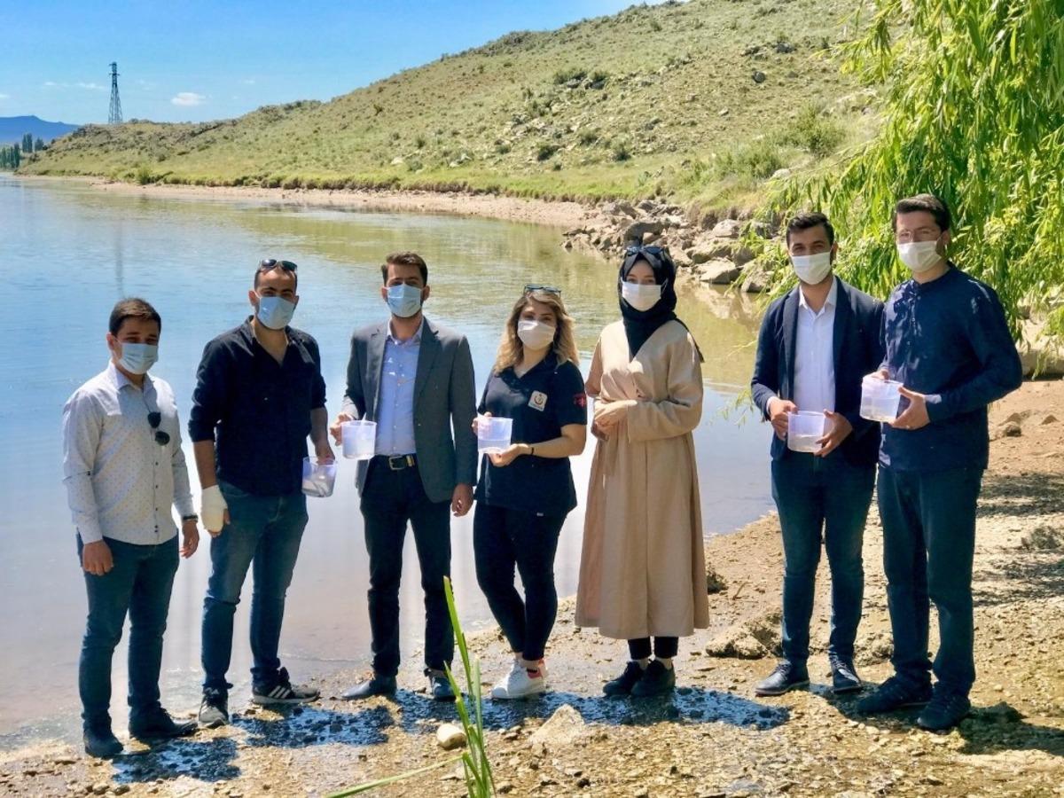 AK Parti Gen&ccedil;lik Kolları, g&ouml;letlere bin adet sazan balığı bıraktı