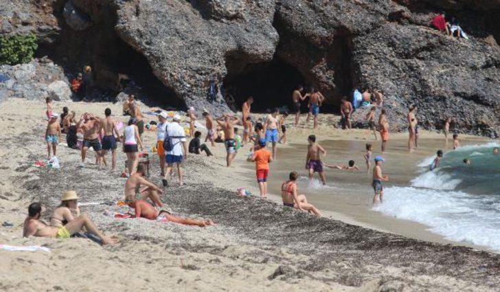 Alanya'da turistler plajlara akın etti!  G1