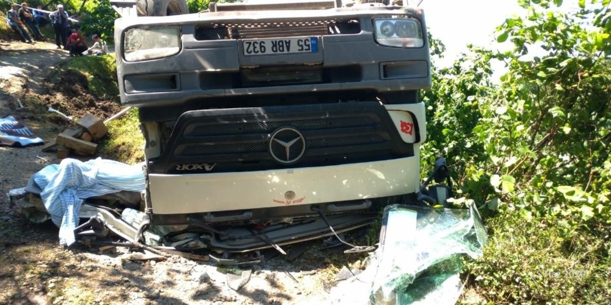 Beton mikseri devrildi: 1 &ouml;l&uuml;