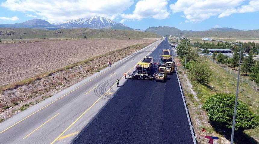 Erciyes yolu asfaltında aşınma katmanı &ccedil;alışmalarına başlandı
