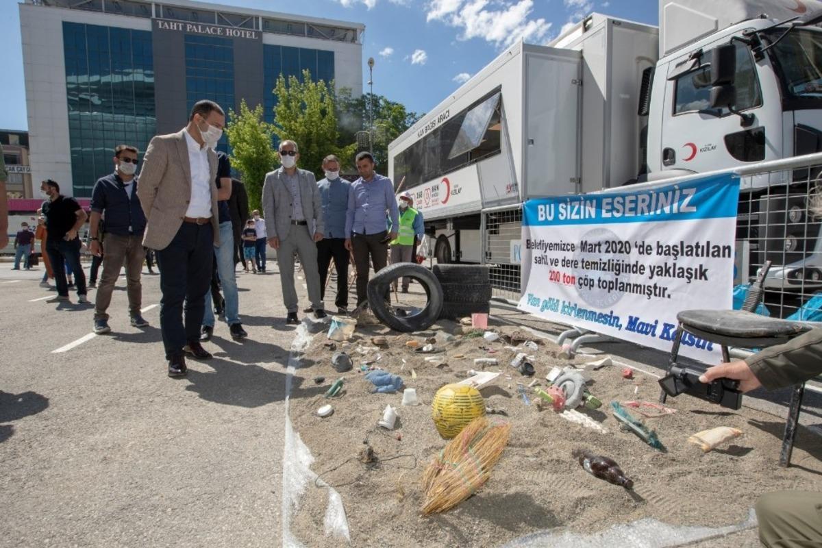 Van G&ouml;l&uuml;&rsquo;nden &ccedil;ıkan ilgin&ccedil; atıklar sergilendi