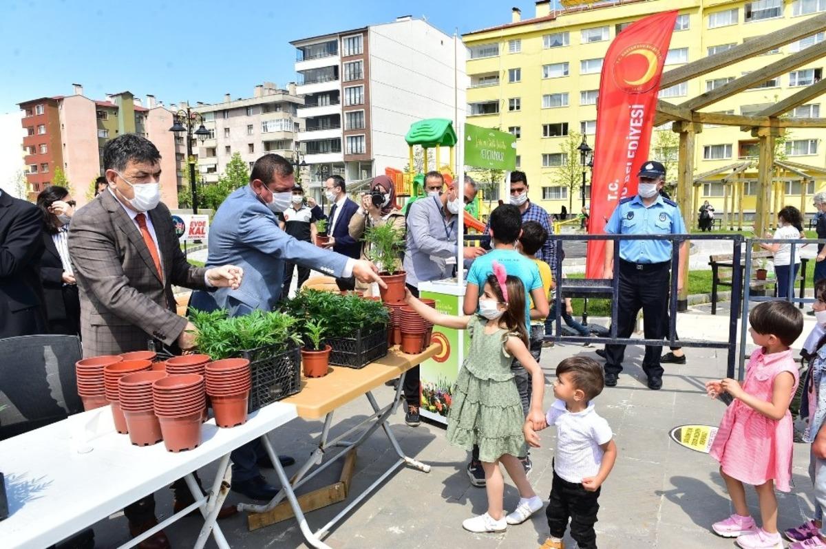 Kastamonu Belediyesi, &ccedil;ocuklara 15 bin &ccedil;i&ccedil;ek fidesi dağıttı