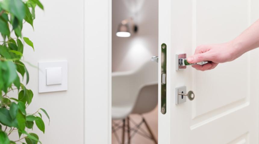 Bu y&ouml;ntemler beyaz kapılarınızı kar gibi yapıyor! Patates, soğan&hellip;