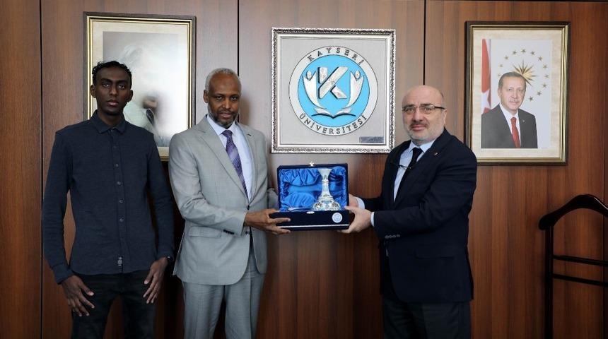 Somali Büyükelçiliği Kültür Ataşesi, Kayseri Üniversitesi Rektörünü Ziyaret Etti