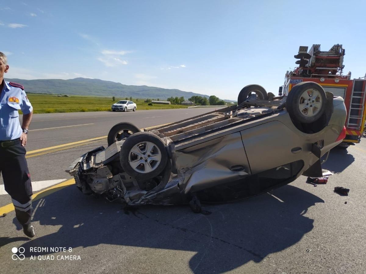 Otomobiller &ccedil;arpıştı: 3 yaralı