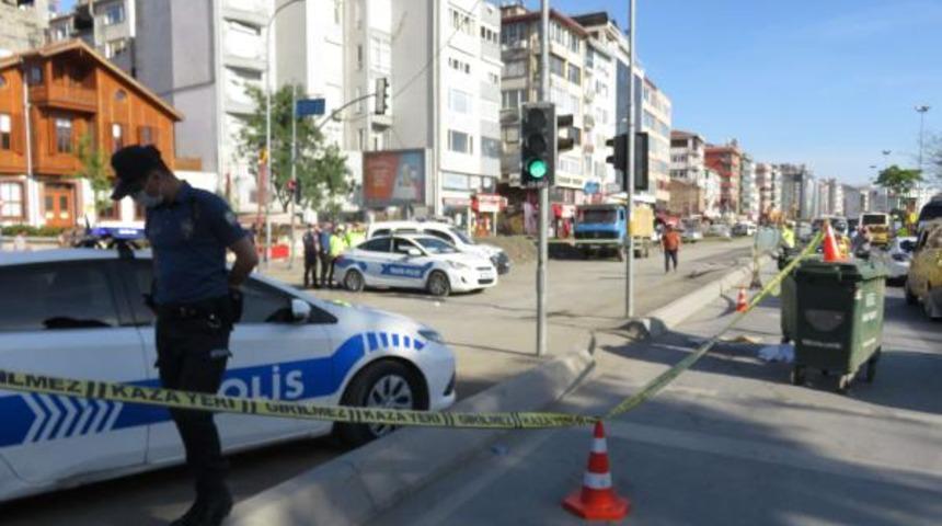 Kadık&ouml;y'de feci kaza! Ayağı takılınca otob&uuml;s&uuml;n arka tekerleğinin altında kalarak &ouml;ld&uuml;