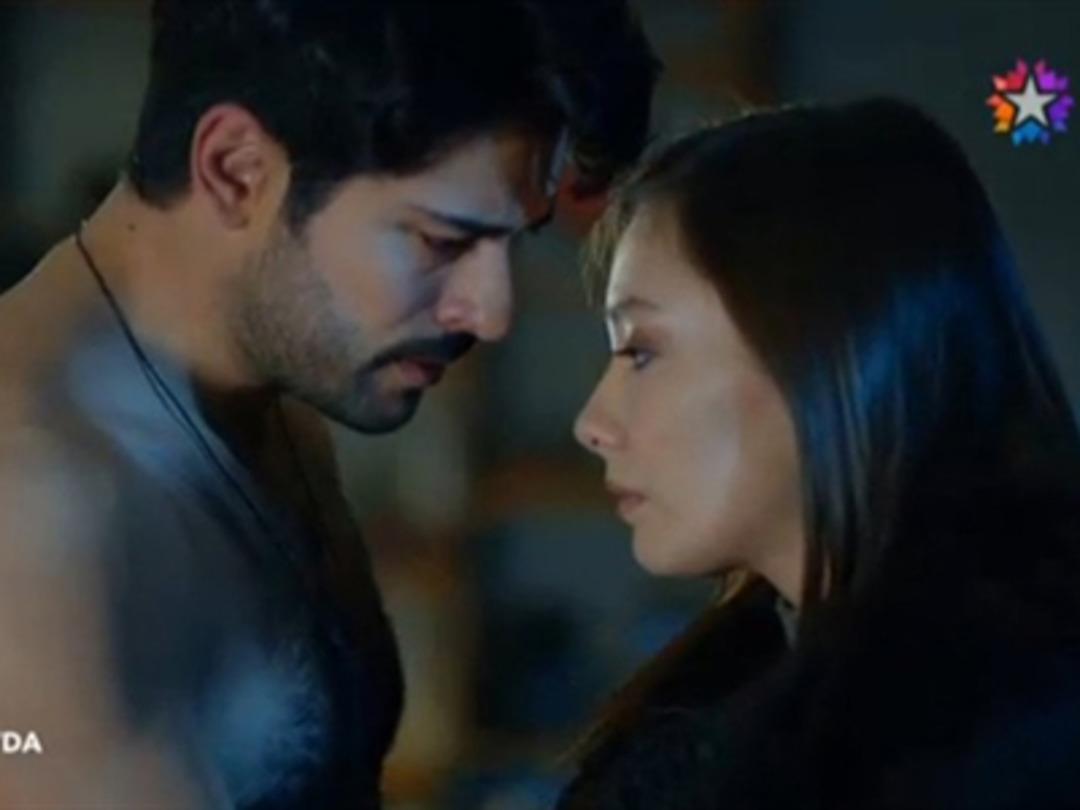 Burak &Ouml;z&ccedil;ivit soyundu, sosyal medya &ccedil;alkalandı