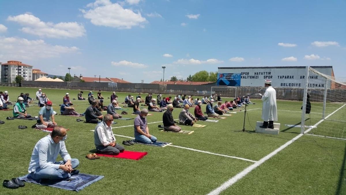 Pazaryeri İl&ccedil;e Stadyumu&rsquo;nda cuma namazı kılındı
